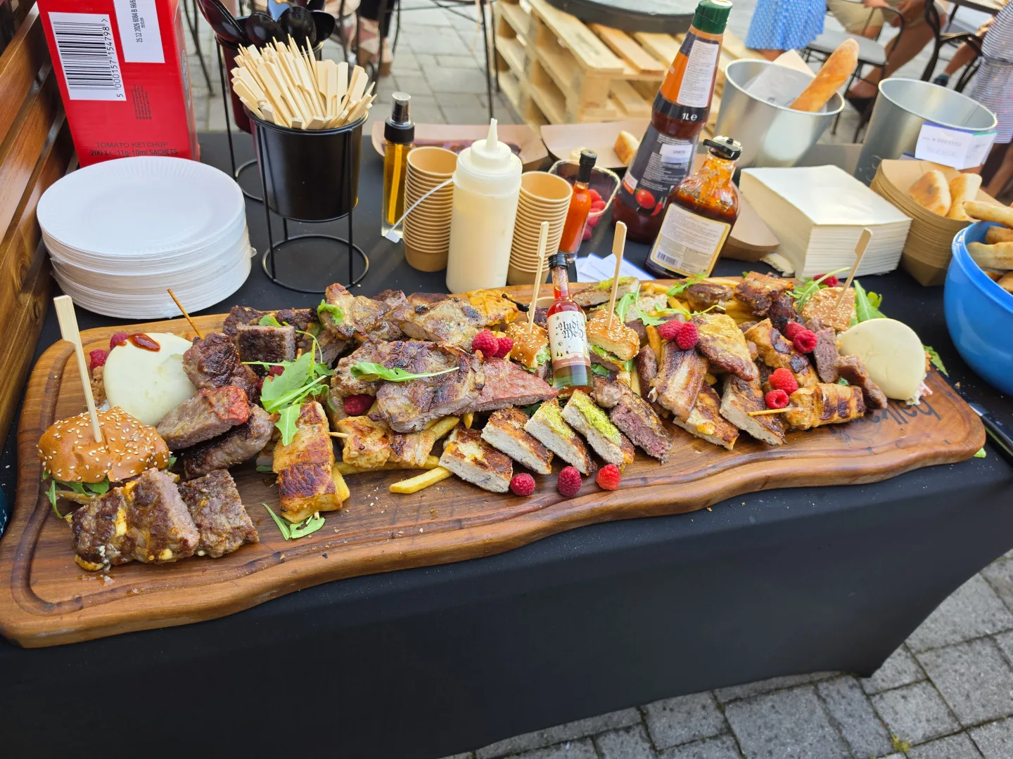 Bogat Balkanika catering stol s grill specijalitetima
